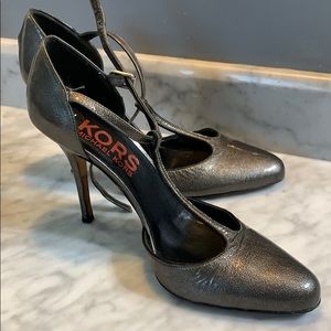 Michael Kohl’s t strap silver pump